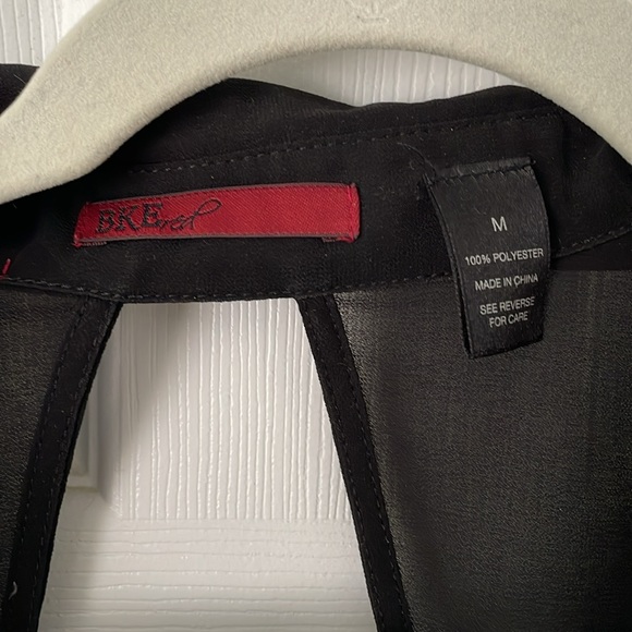 Pre-loved open back button shirt. Like new, Size M - Picture 2 of 3